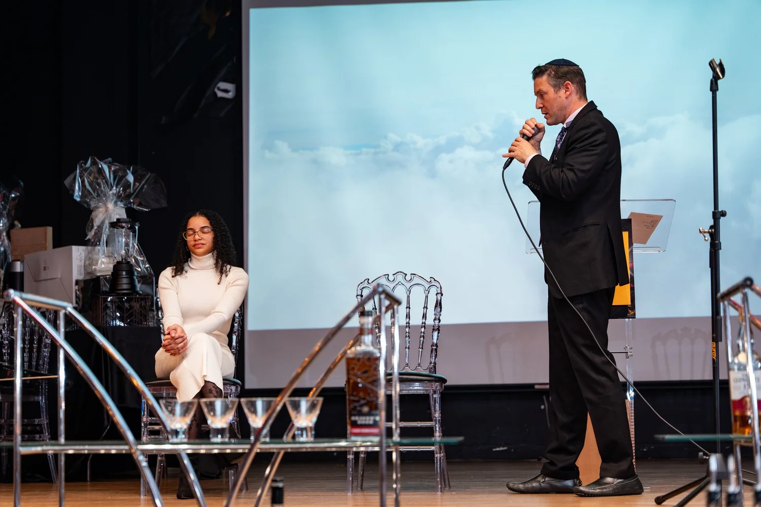 David Jaison performing close-up mentalism for guests at an event